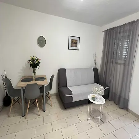 Vela - With Garden View Apartment *