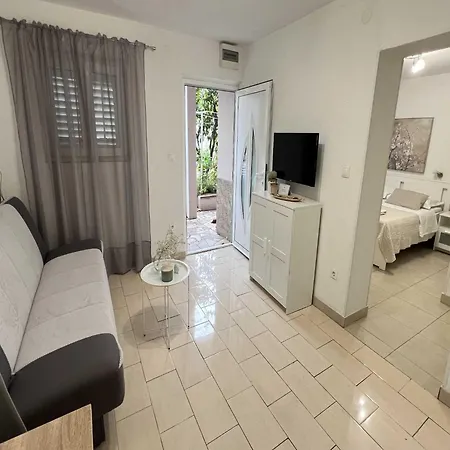 Apartment Vela - With Garden View Makarska