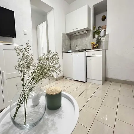 Apartment Vela - With Garden View Makarska