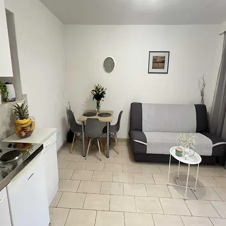 Apartment Vela - With Garden View Makarska